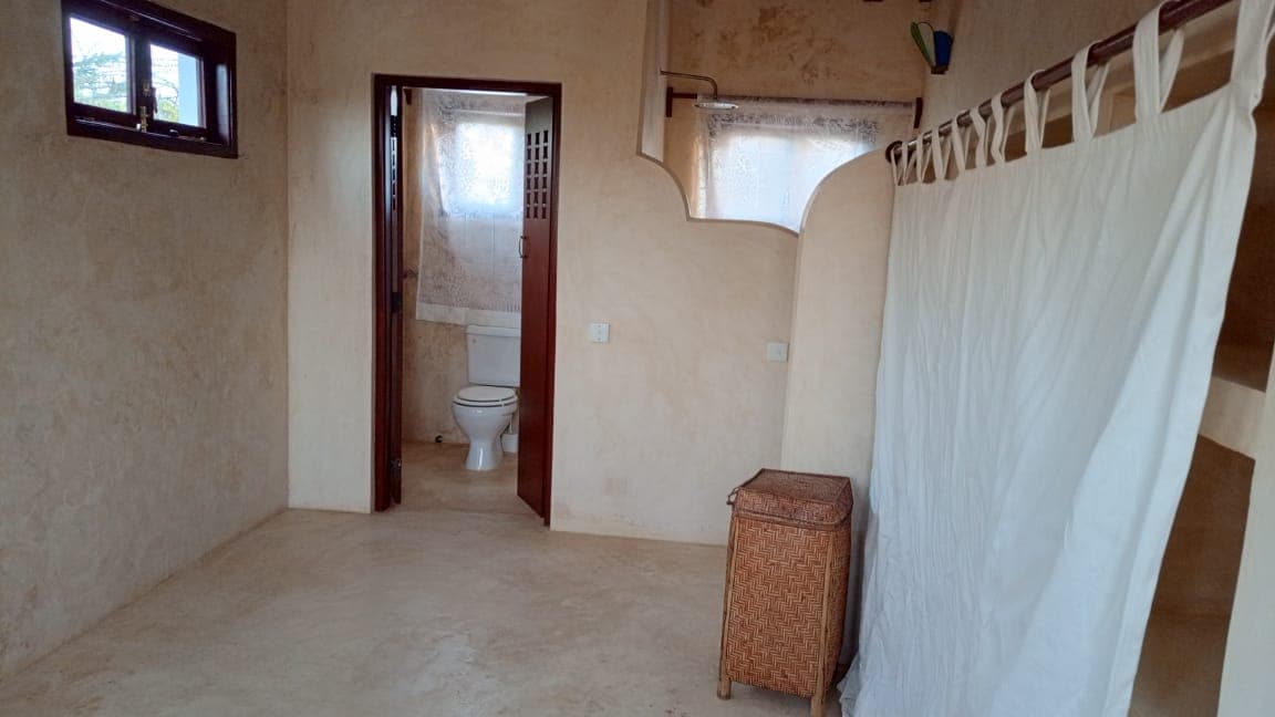 Full bathroom view in Little Nyumba Ya Mwezi